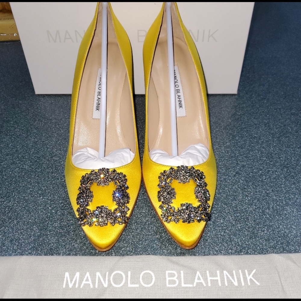 Manalo Blahnik hangisi satin yellow 70 mm pump.